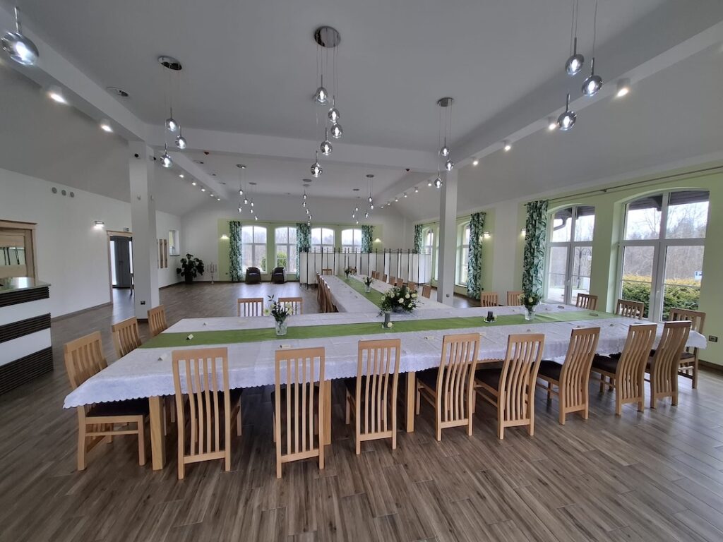 Sala weselna Kaszuby – wnętrze z miejscem do tańca i dekoracjami