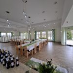 Widok na salę biesiadną – spokojna okolica Kaszub